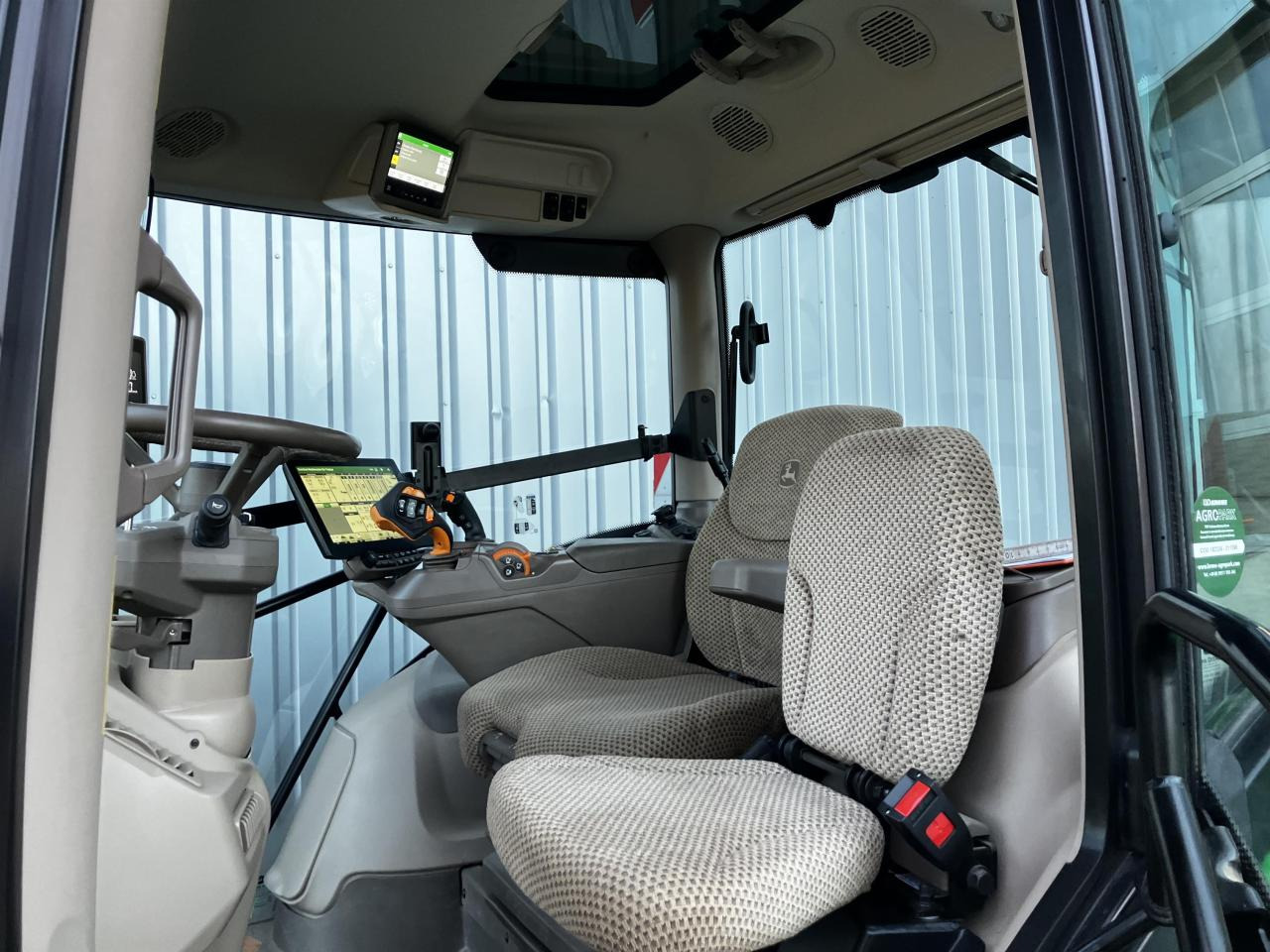 Farm tractor John Deere 6R 250: picture 7