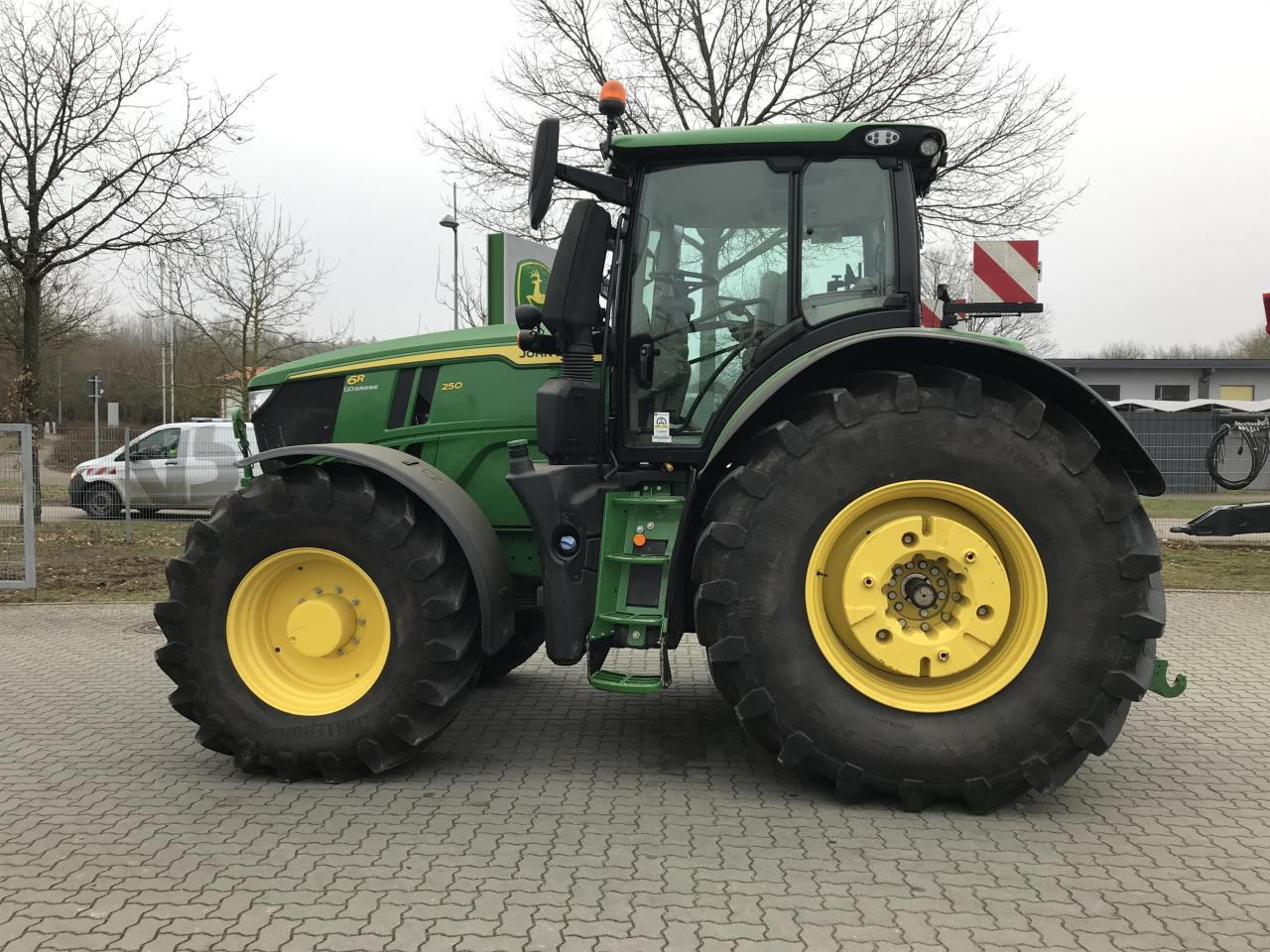 John Deere 6R 250 - Farm tractor: picture 1 John Deere 6R 250 - Farm tractor: picture 1