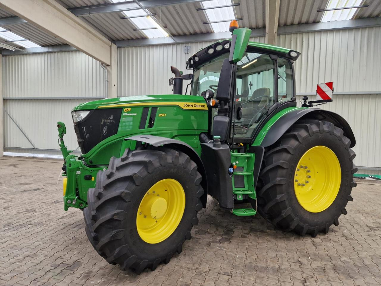 John Deere 6R 250 - Farm tractor: picture 1 John Deere 6R 250 - Farm tractor: picture 1