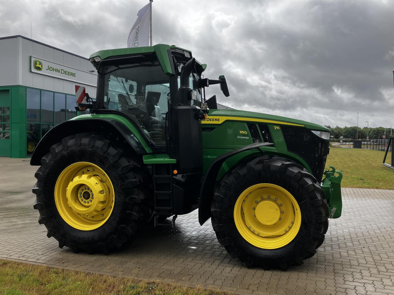 John Deere 7R 350 - Farm tractor: picture 2 John Deere 7R 350 - Farm tractor: picture 2