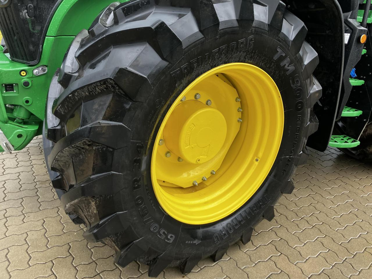 Farm tractor John Deere 7R 350: picture 12