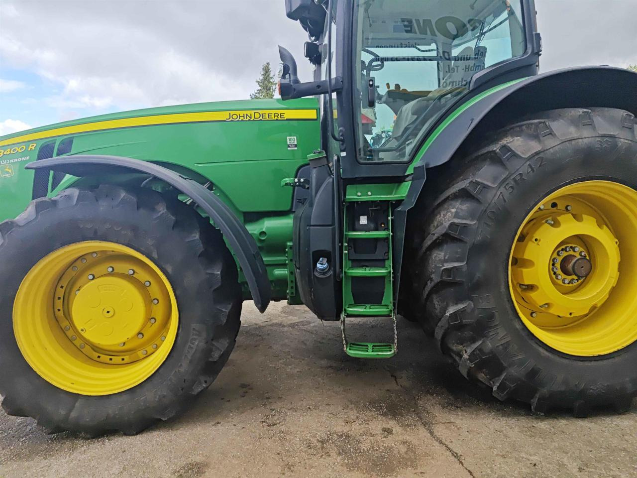 Farm tractor John Deere 8400R: picture 9