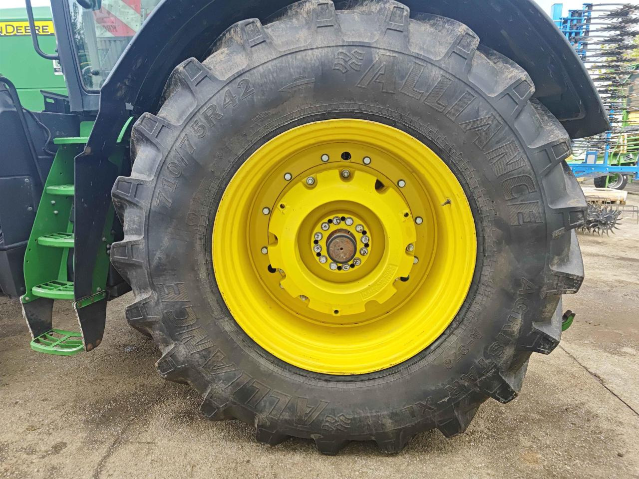 Farm tractor John Deere 8400R: picture 8