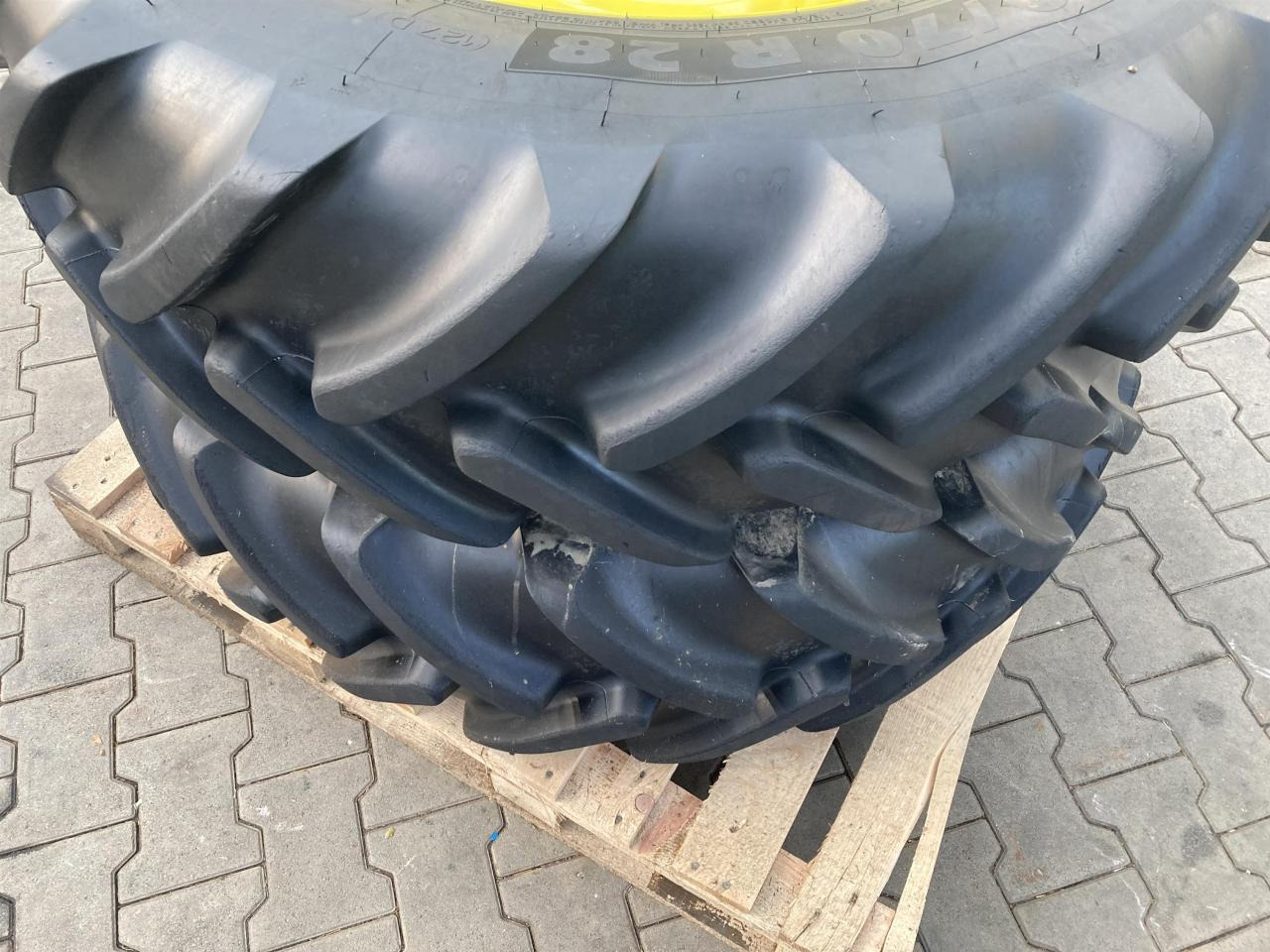 Michelin 380/70R28 - Tire for Agricultural machinery: picture 3 Michelin 380/70R28 - Tire for Agricultural machinery: picture 3