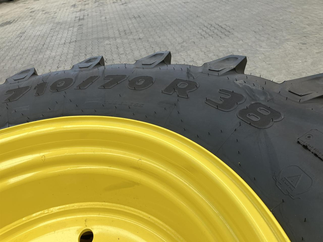 Trelleborg 710/70R38 - Tire for Agricultural machinery: picture 2 Trelleborg 710/70R38 - Tire for Agricultural machinery: picture 2