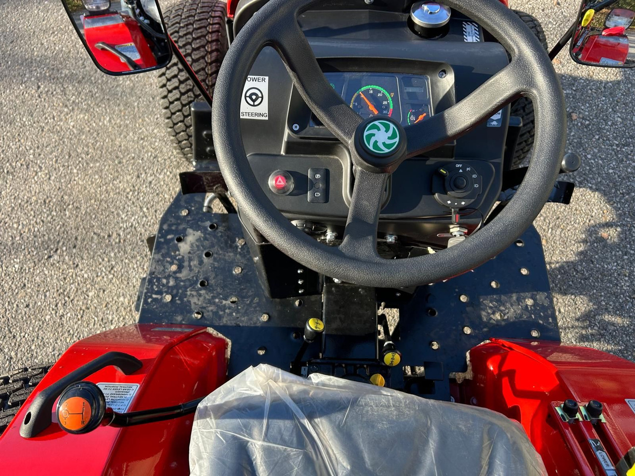 - Compact tractor: picture 2 - Compact tractor: picture 2