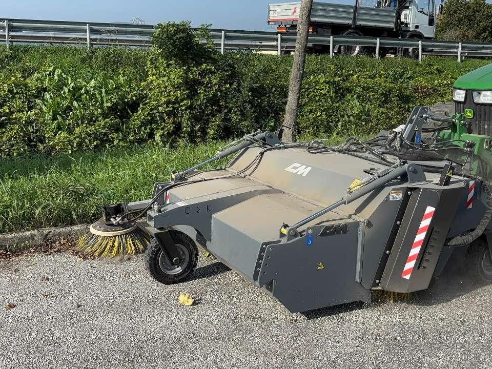 CM Crusher CSK 200 Sweeping Bucket - Broom for Skid steer loader: picture 4 CM Crusher CSK 200 Sweeping Bucket - Broom for Skid steer loader: picture 4