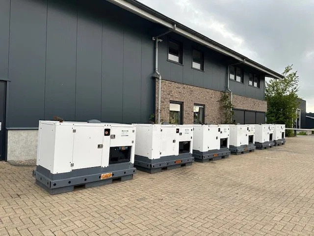 Iveco FPT F32 AM1A Leroy Somer 32 kVA Silent generatorset 28 hours ! - Generator set: picture 5 Iveco FPT F32 AM1A Leroy Somer 32 kVA Silent generatorset 28 hours ! - Generator set: picture 5