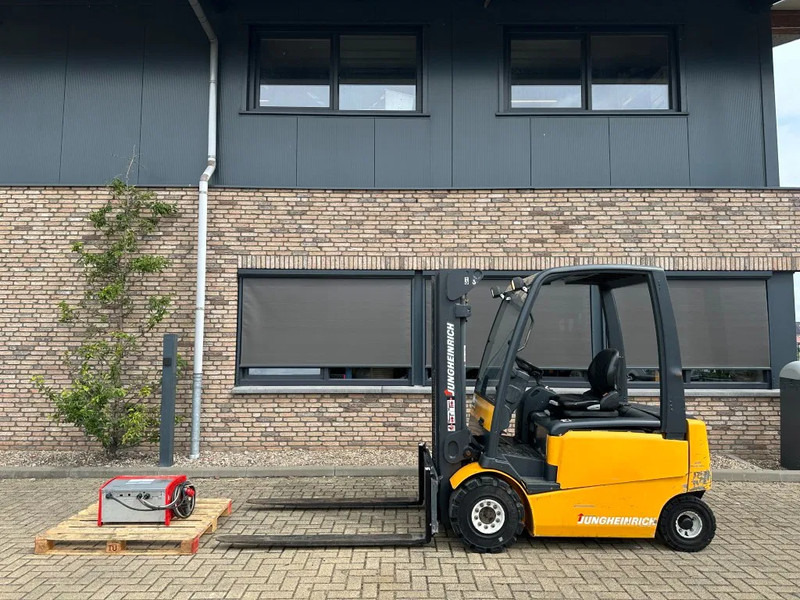 Jungheinrich EFG 425 K 2.5 ton Triplex Freelift Sideshift Elektra Heftruck - Electric forklift: picture 1 Jungheinrich EFG 425 K 2.5 ton Triplex Freelift Sideshift Elektra Heftruck - Electric forklift: picture 1