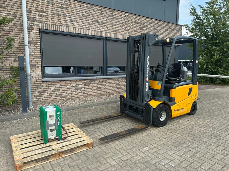 Jungheinrich EFG 425 k-470DZ/SP 2.5 ton Triplex Freelift Sideshift Elektra Heftruck Accu 2016 - Electric forklift: picture 4 Jungheinrich EFG 425 k-470DZ/SP 2.5 ton Triplex Freelift Sideshift Elektra Heftruck Accu 2016 - Electric forklift: picture 4