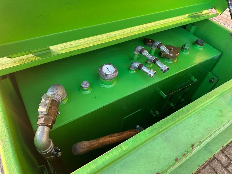 Kiwa IBC Steenbergen 750 liter Dieseltank met Handpomp Milieutank - Storage tank: picture 3 Kiwa IBC Steenbergen 750 liter Dieseltank met Handpomp Milieutank - Storage tank: picture 3