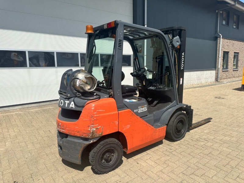 Toyota 2.5 ton Tonero 25 Triplex Freelift Sideshift LPG Heftruck - LPG forklift: picture 5 Toyota 2.5 ton Tonero 25 Triplex Freelift Sideshift LPG Heftruck - LPG forklift: picture 5