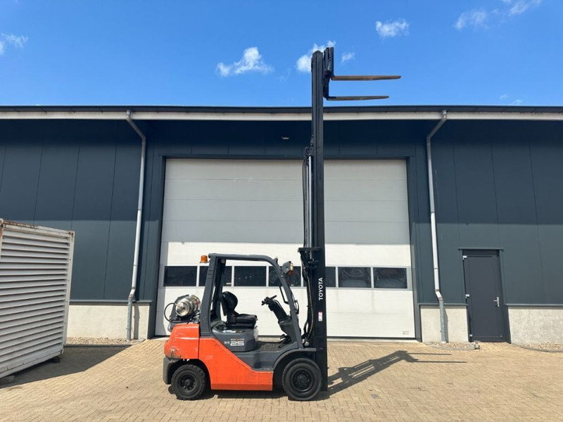 Toyota 2.5 ton Tonero 25 Triplex Freelift Sideshift LPG Heftruck - LPG forklift: picture 3 Toyota 2.5 ton Tonero 25 Triplex Freelift Sideshift LPG Heftruck - LPG forklift: picture 3