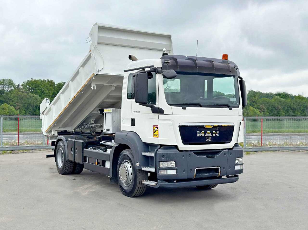 MAN TGS 18.320 * KIPPER 4,95m + BORDMATIC*TOPZUSTAND - Tipper, Crane truck: picture 2 MAN TGS 18.320 * KIPPER 4,95m + BORDMATIC*TOPZUSTAND - Tipper, Crane truck: picture 2