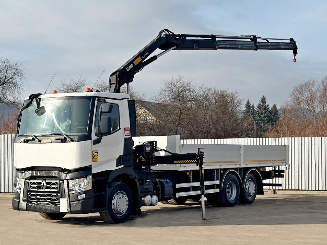 Renault T 380 * HIAB 111 B - 2 HIDUO + FUNK / 6x2! - Crane truck, Dropside/ Flatbed truck: picture 2 Renault T 380 * HIAB 111 B - 2 HIDUO + FUNK / 6x2! - Crane truck, Dropside/ Flatbed truck: picture 2