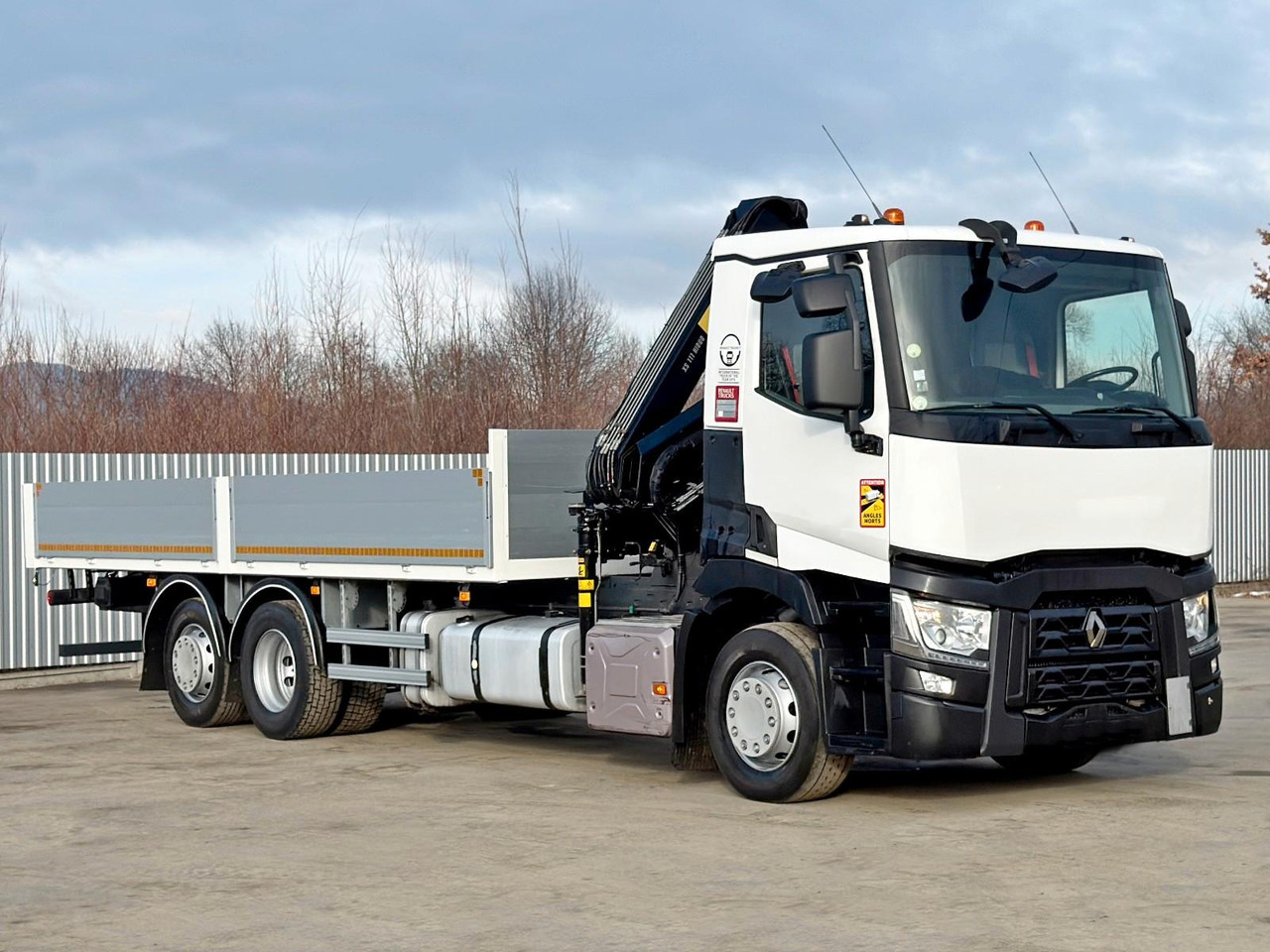 Renault T 380 * HIAB 111 B - 2 HIDUO + FUNK / 6x2! - Crane truck, Dropside/ Flatbed truck: picture 3 Renault T 380 * HIAB 111 B - 2 HIDUO + FUNK / 6x2! - Crane truck, Dropside/ Flatbed truck: picture 3