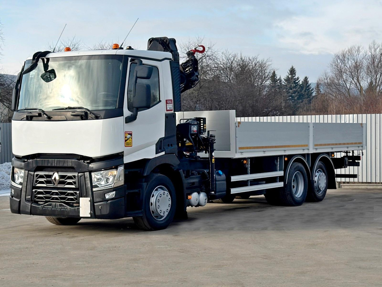 Renault T 380 * HIAB 111 B - 2 HIDUO + FUNK / 6x2! - Crane truck, Dropside/ Flatbed truck: picture 4 Renault T 380 * HIAB 111 B - 2 HIDUO + FUNK / 6x2! - Crane truck, Dropside/ Flatbed truck: picture 4