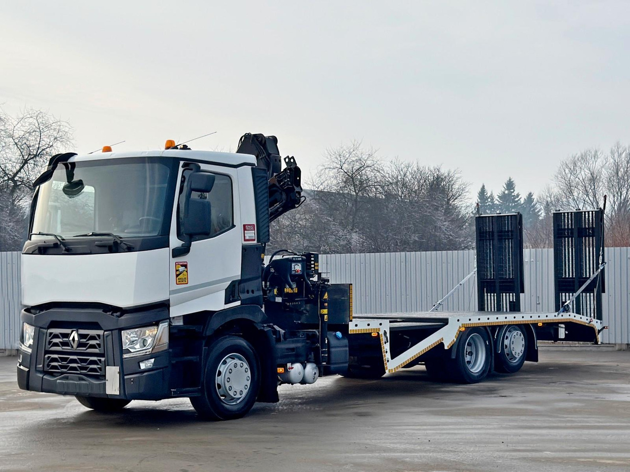 Renault T 380 * HIAB 111 B - 2 HIDUO + FUNK / 6x2! - Crane truck, Autotransporter truck: picture 4 Renault T 380 * HIAB 111 B - 2 HIDUO + FUNK / 6x2! - Crane truck, Autotransporter truck: picture 4