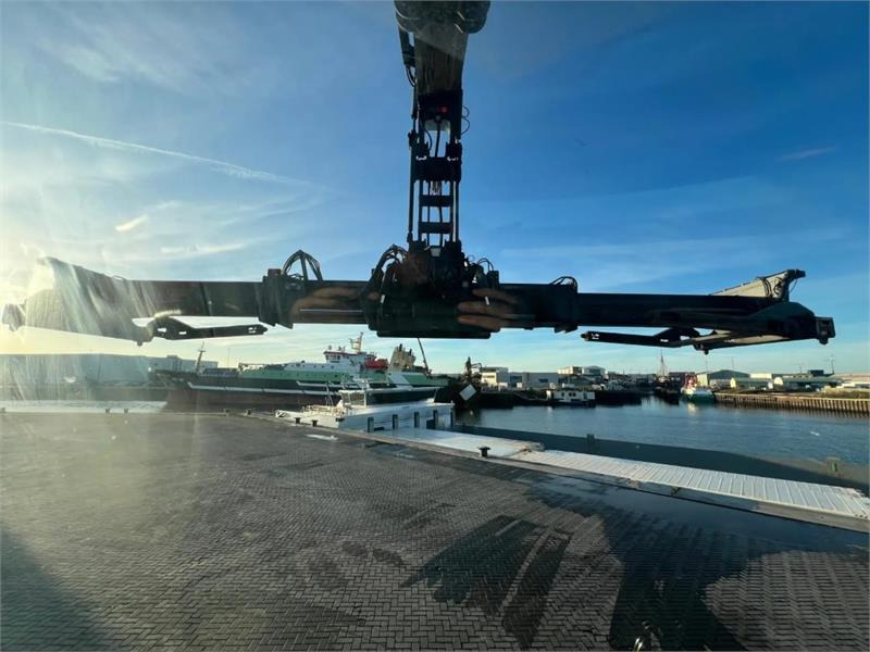 Kalmar DRG450-75S6HCXS Barge Handler - Reach stacker: picture 3 Kalmar DRG450-75S6HCXS Barge Handler - Reach stacker: picture 3