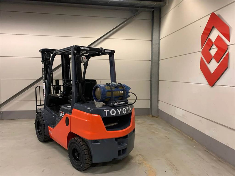 Toyota 02-8FGF30 - LPG forklift: picture 4 Toyota 02-8FGF30 - LPG forklift: picture 4