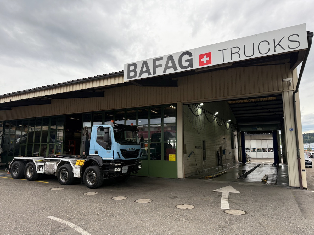 IVECO 340T45 Trakker 8x4 - Hook lift truck: picture 2 IVECO 340T45 Trakker 8x4 - Hook lift truck: picture 2