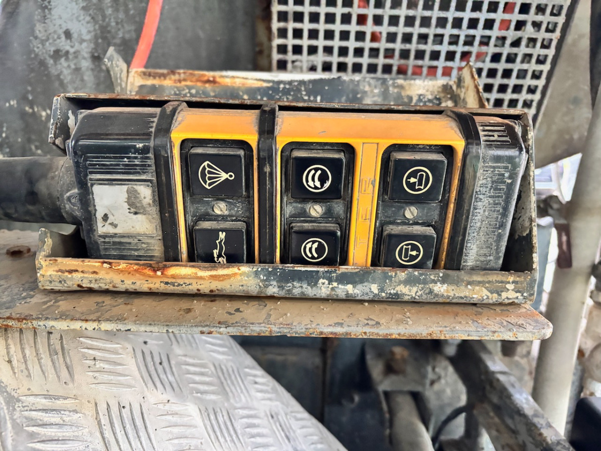 Concrete mixer truck SCANIA P124CB8x4: picture 18