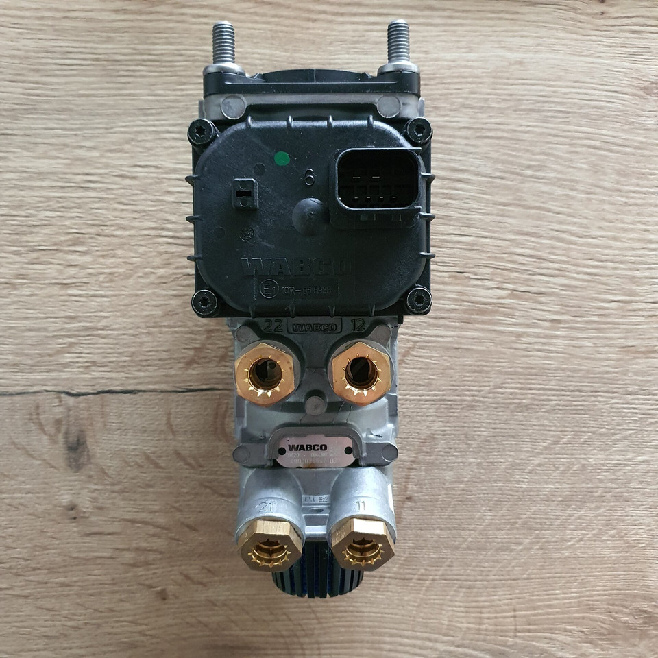 DAF Foot brake valve 2136030 - Brake valve for Truck: picture 1 DAF Foot brake valve 2136030 - Brake valve for Truck: picture 1