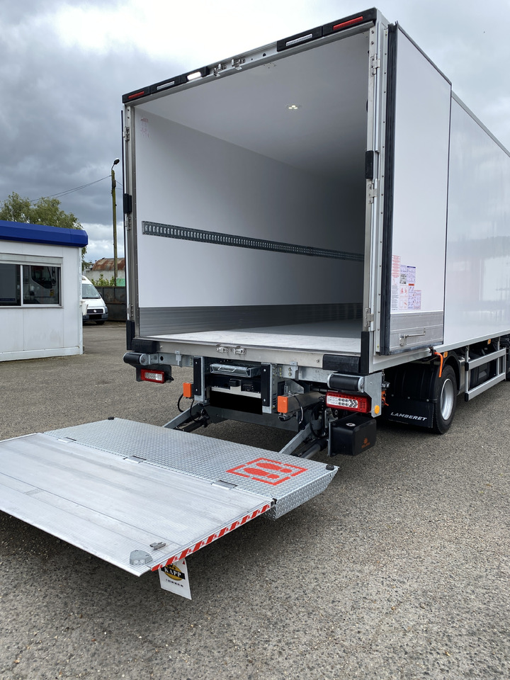 RENAULT D 12 - Refrigerator truck: picture 2 RENAULT D 12 - Refrigerator truck: picture 2