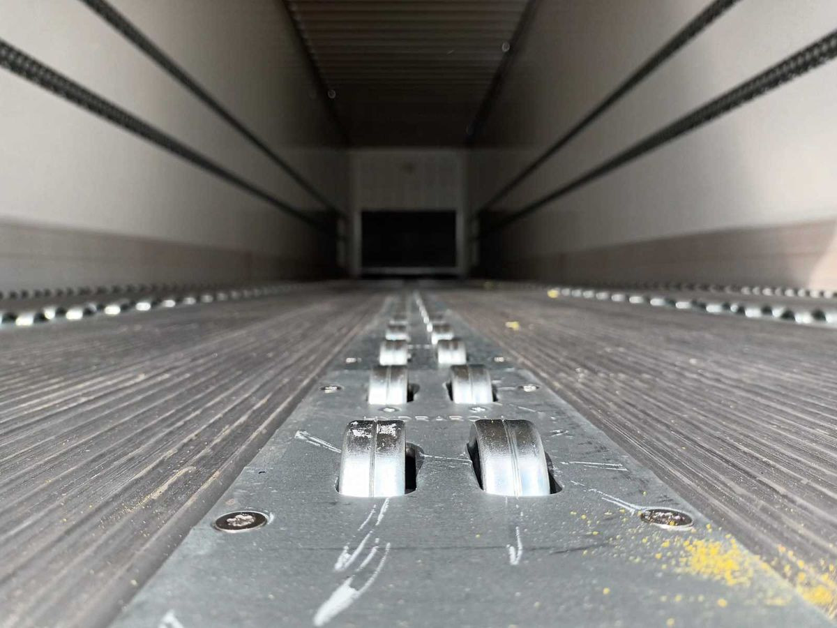 Krone Dry liner with Rollerbed floor Airfreight for sale - Closed box semi-trailer: picture 3 Krone Dry liner with Rollerbed floor Airfreight for sale - Closed box semi-trailer: picture 3