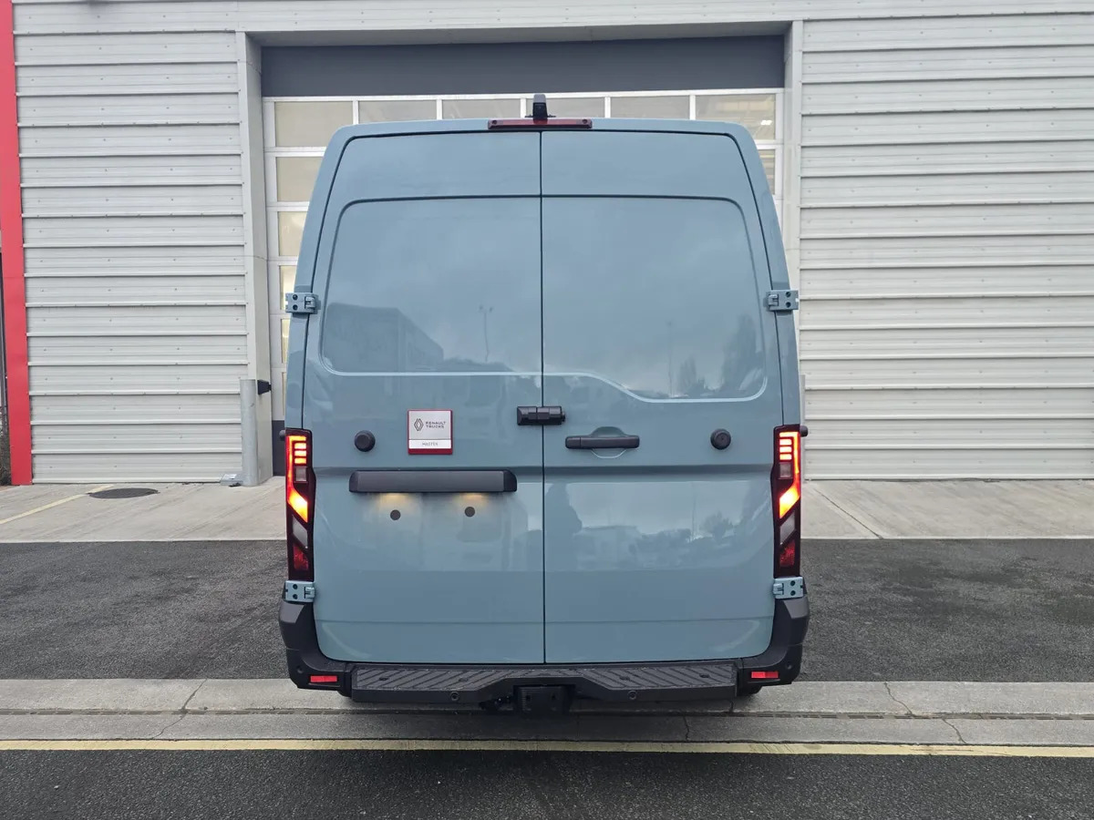 New Master Red Edition L3H2 170BHP Auto – Agave Green - Panel van: picture 5 New Master Red Edition L3H2 170BHP Auto – Agave Green - Panel van: picture 5