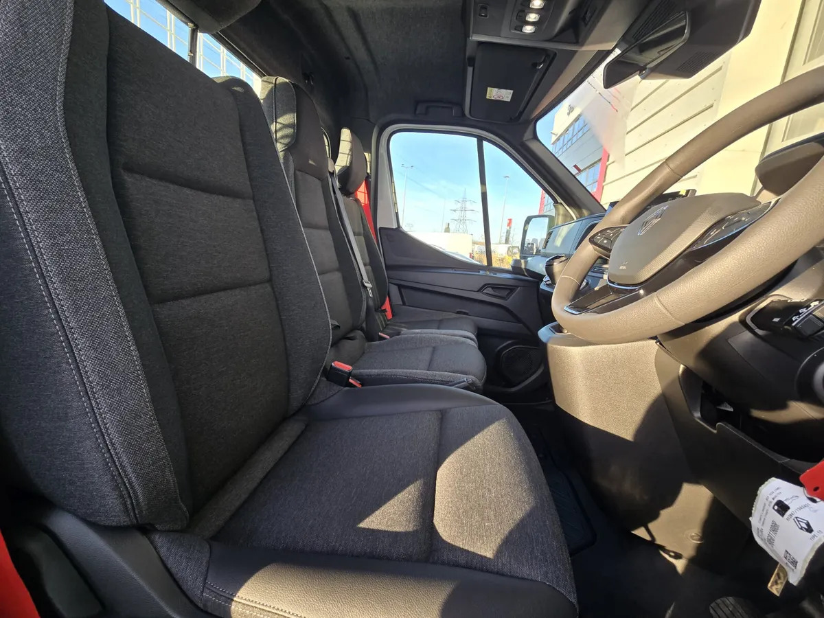 New Renault Master Platform Cab 4.5 x 2.5 - Closed box van: picture 5 New Renault Master Platform Cab 4.5 x 2.5 - Closed box van: picture 5