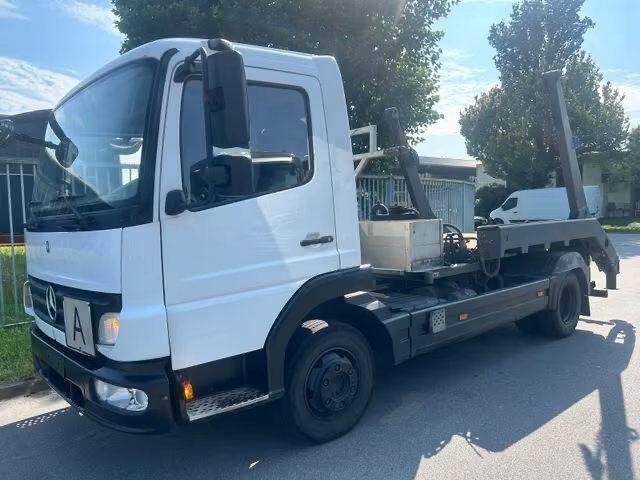 Mercedes-Benz Atego 818 / hooklift truck - Skip loader truck: picture 1 Mercedes-Benz Atego 818 / hooklift truck - Skip loader truck: picture 1