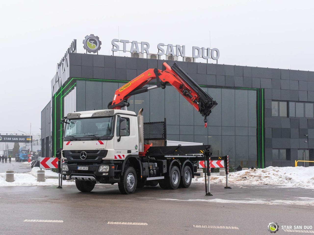 - Crane truck: picture 2 - Crane truck: picture 2