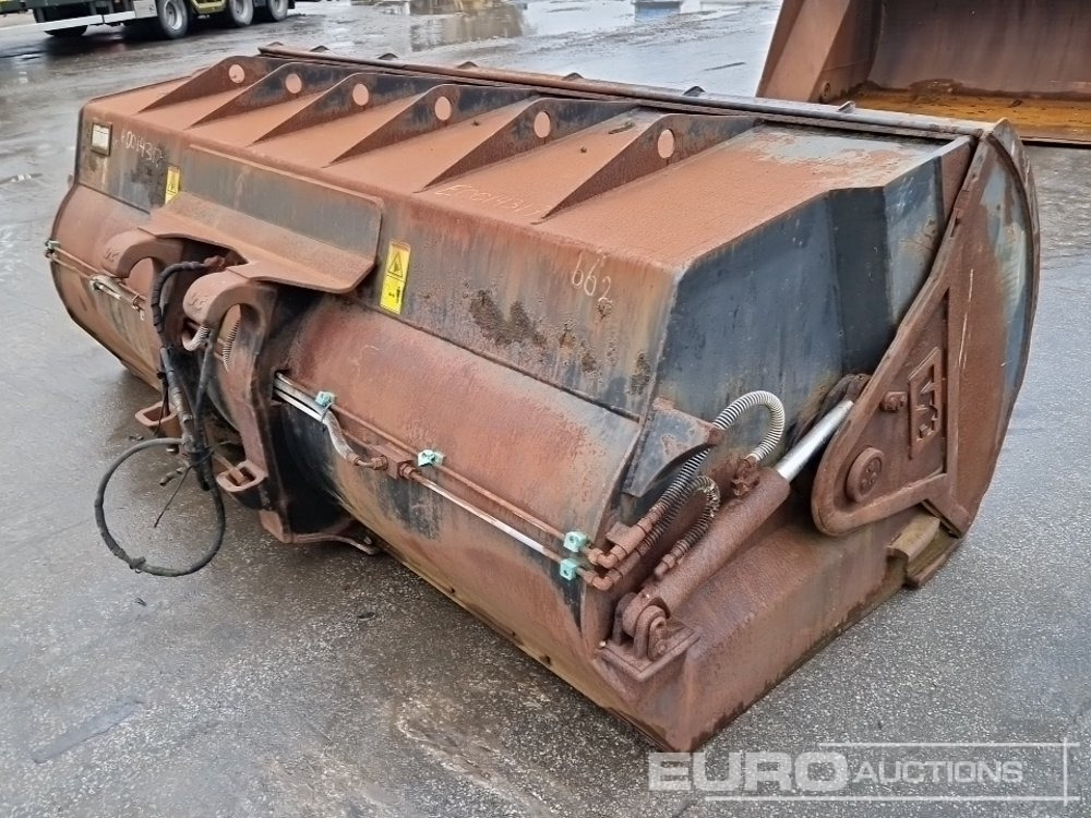 2012 120" Bucket to suit SA2006 - Bucket: picture 3 2012 120" Bucket to suit SA2006 - Bucket: picture 3