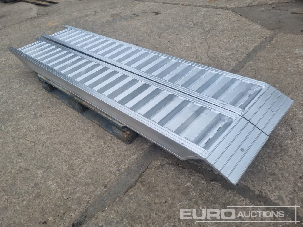 Unused Set of Aluminium Ramps, 250cm, 6,000kg - Loading ramp: picture 2 Unused Set of Aluminium Ramps, 250cm, 6,000kg - Loading ramp: picture 2