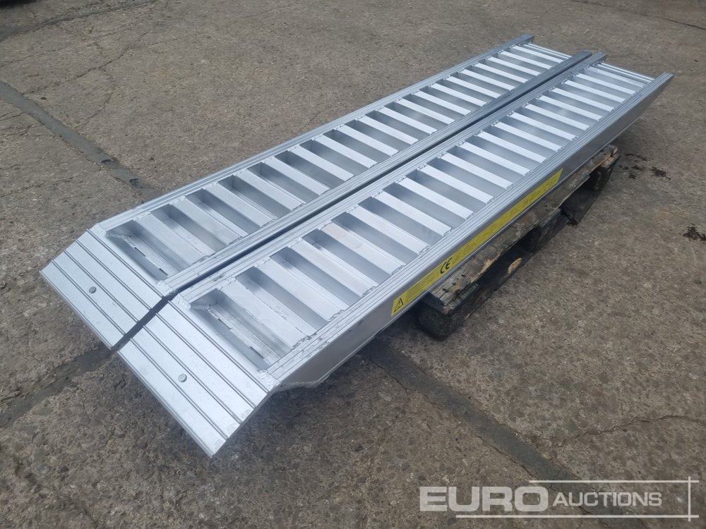 Unused Set of Aluminium Ramps, 250cm, 6,000kg - Loading ramp: picture 3 Unused Set of Aluminium Ramps, 250cm, 6,000kg - Loading ramp: picture 3