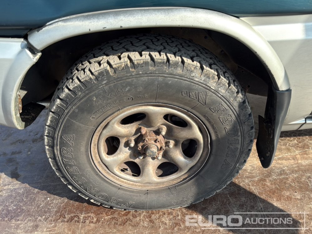 SUV 1995 Nissan Terrano II: picture 9