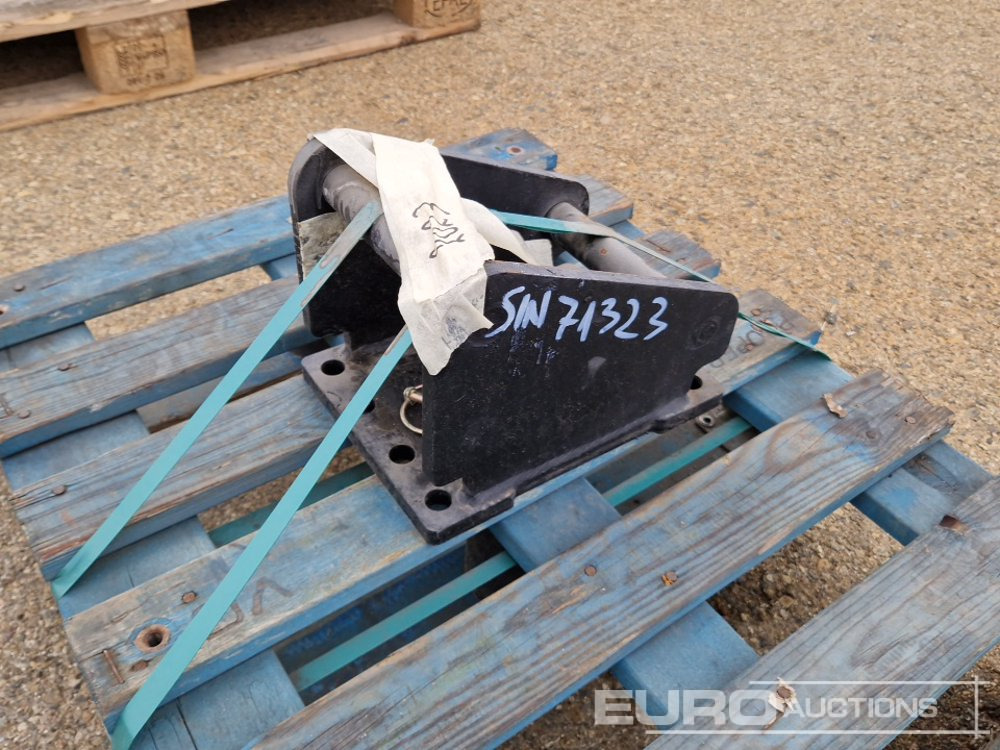 Unused Geith Top Bracket 30mm Pin to suit Mini Excavator - Bucket: picture 1 Unused Geith Top Bracket 30mm Pin to suit Mini Excavator - Bucket: picture 1