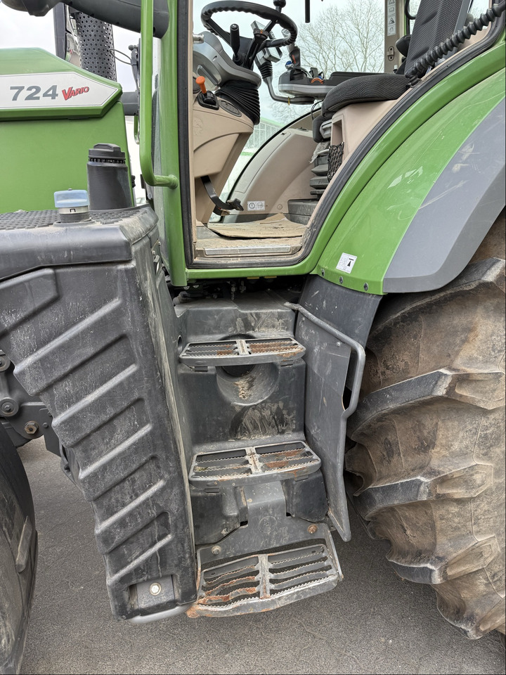 Farm tractor Fendt 724 Vario S4 Profi: picture 12