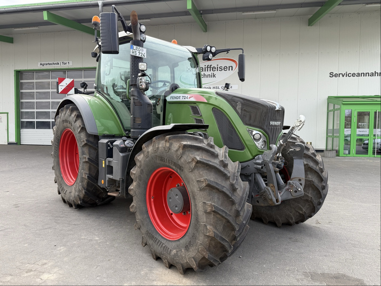 Farm tractor Fendt 724 Vario S4 Profi: picture 10