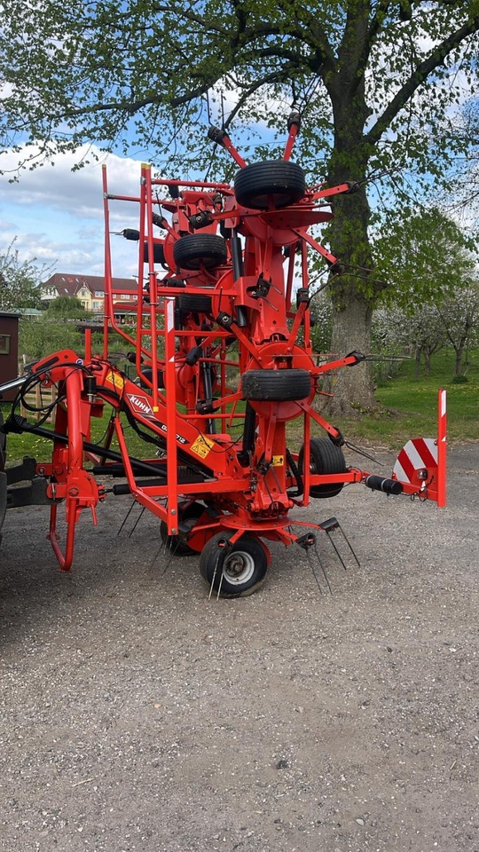 Kuhn GF8712 - Tedder/ Rake: picture 1 Kuhn GF8712 - Tedder/ Rake: picture 1