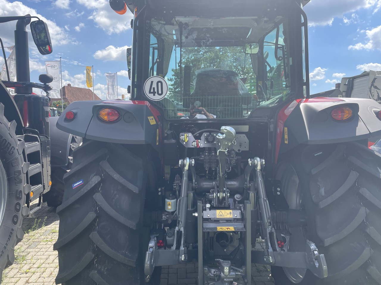 Massey Ferguson 5711M Dyna-4 4WD Cab - Farm tractor: picture 4 Massey Ferguson 5711M Dyna-4 4WD Cab - Farm tractor: picture 4