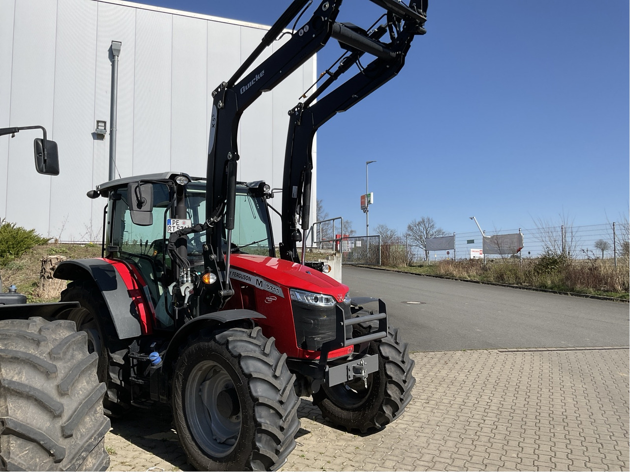 Massey Ferguson 5711M Dyna-44WD Cab Essen - Farm tractor: picture 1 Massey Ferguson 5711M Dyna-44WD Cab Essen - Farm tractor: picture 1