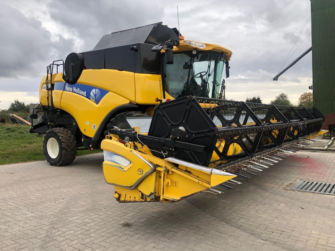 New Holland CX 8090 - Combine harvester: picture 1 New Holland CX 8090 - Combine harvester: picture 1