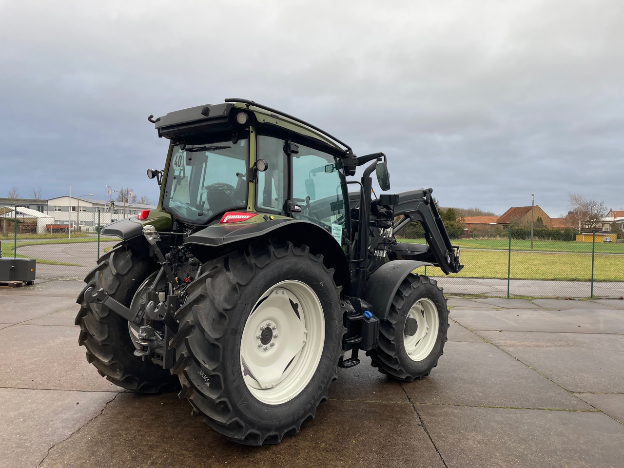 Valtra A105MH4 2B0 - Farm tractor: picture 5 Valtra A105MH4 2B0 - Farm tractor: picture 5