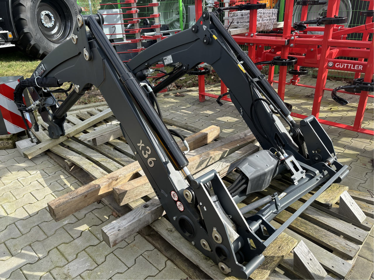 Valtra Frontlader X36DM - Front loader for tractor: picture 1 Valtra Frontlader X36DM - Front loader for tractor: picture 1