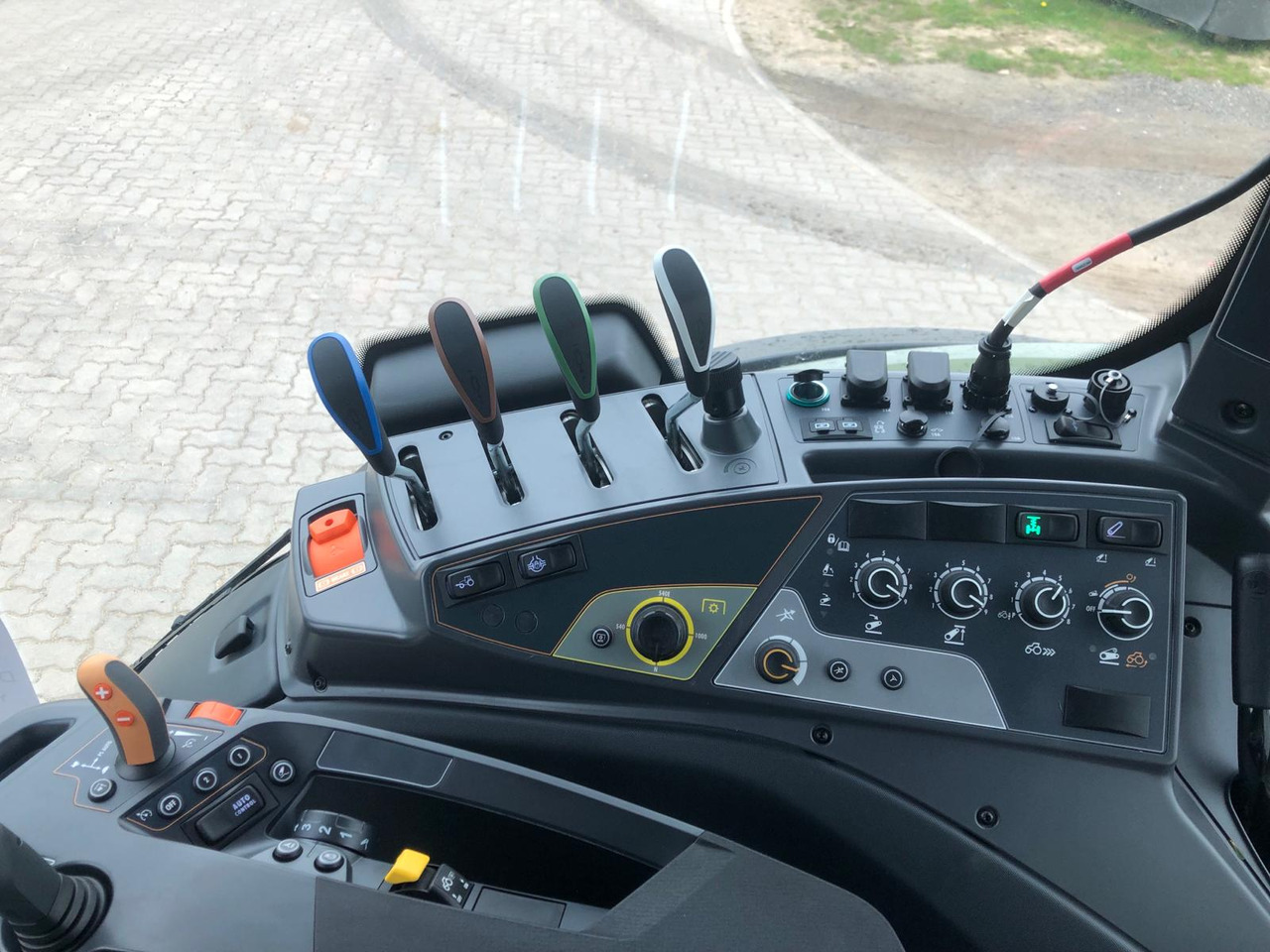 Valtra T175EA - Farm tractor: picture 5 Valtra T175EA - Farm tractor: picture 5