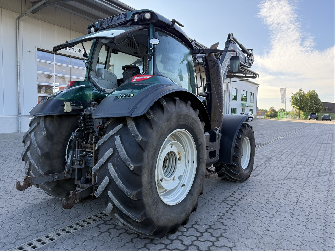 Valtra T194 Versu - Farm tractor: picture 3 Valtra T194 Versu - Farm tractor: picture 3
