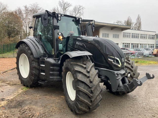 Valtra T235 V 2A1 - Farm tractor: picture 2 Valtra T235 V 2A1 - Farm tractor: picture 2