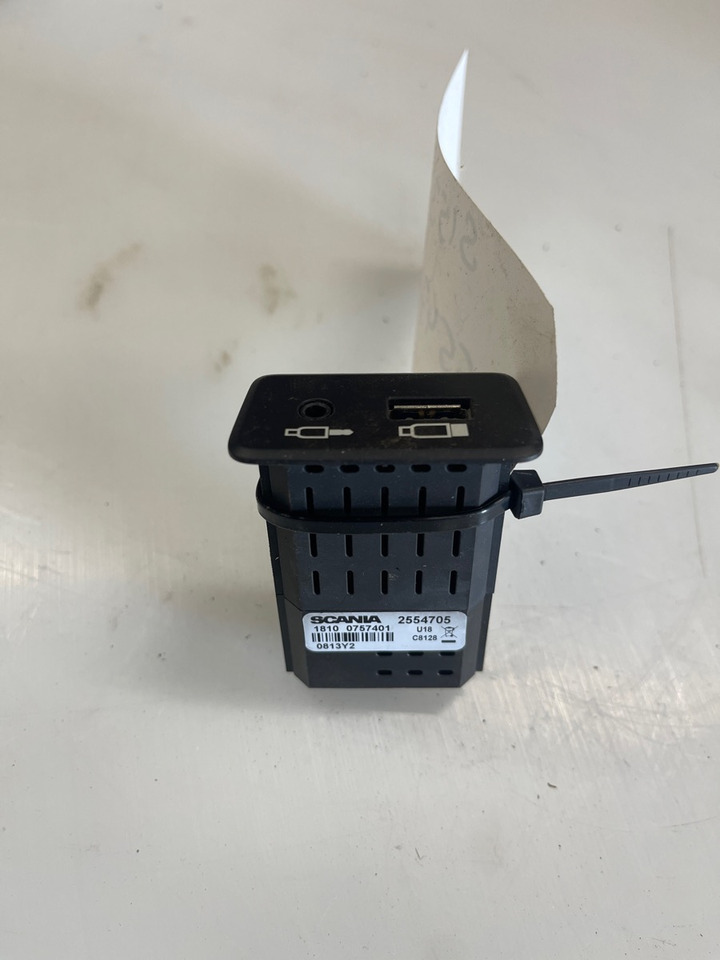 SCANIA USB PORT 2554705 - Dashboard for Truck: picture 1 SCANIA USB PORT 2554705 - Dashboard for Truck: picture 1